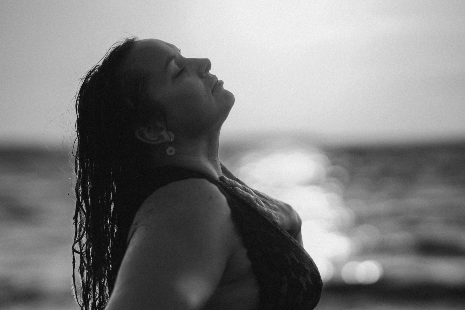 Frau am Wasser im Gegenlicht, Schwarz-Weiß