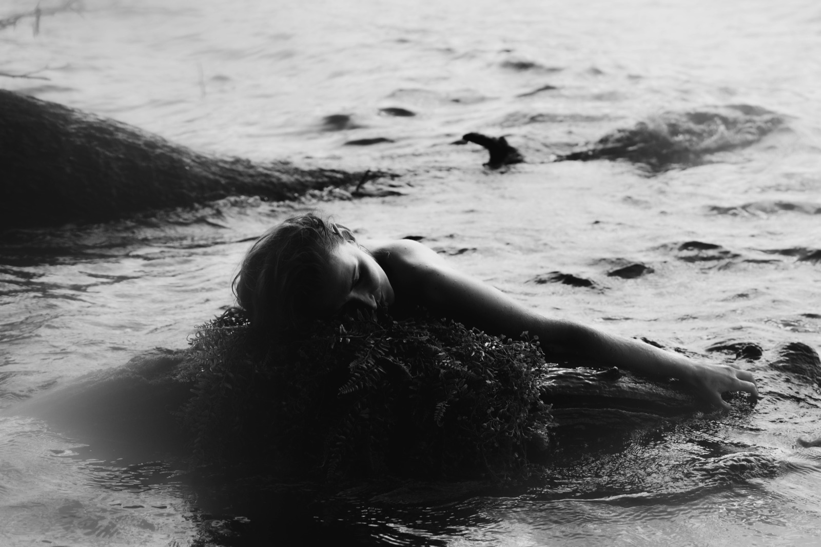 Frau im Wasser, Schwarz-Weiß Editorial